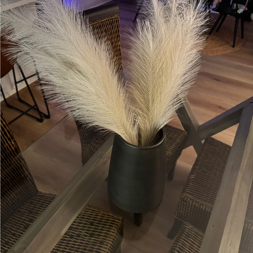 Elegant Black Vase with Pampas Grass